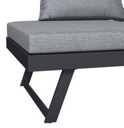 Nahaufnahme eines modernen Lounge-Sofas mit grauem Stoffbezug und schwarzem Metallrahmen, seitliche Perspektive.