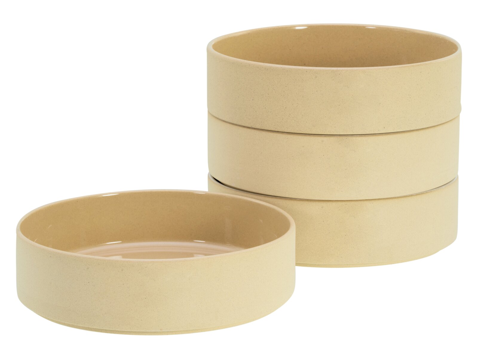 Beige Keramikschalen im Set, drei Schalen gestapelt und eine vorne, Produktansicht schräg von vorne leicht von oben vor weißem Hintergrund