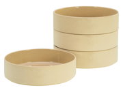 Beige Keramikschalen im Set, drei Schalen gestapelt und eine vorne, Produktansicht schräg von vorne leicht von oben vor weißem Hintergrund