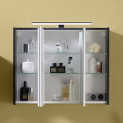 Spiegelschrank mit geöffneten Türen, gefüllt mit verschiedenen Pflegeprodukten, aus frontaler Perspektive fotografiert.