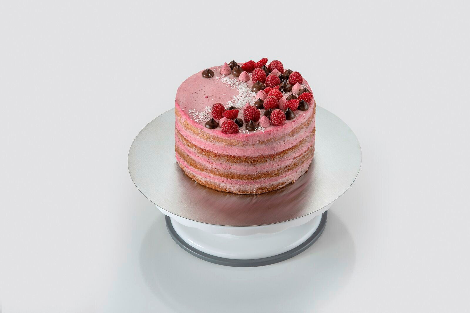 Dekoplatte aus Edelstahl mit einer dekorativen Torte, von oben fotografiert.