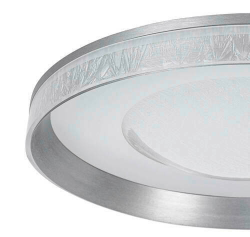 Nahaufnahme einer modernen LED-Deckenleuchte mit silbernem Rand und strukturiertem Glas, seitliche Perspektive.