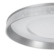 Nahaufnahme einer modernen LED-Deckenleuchte mit silbernem Rand und strukturiertem Glas, seitliche Perspektive.