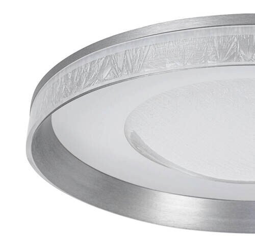 Close-up van een moderne led-plafondlamp met zilveren rand en gestructureerd glas, gezien vanaf de zijkant.