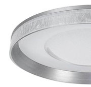 Close-up van een moderne led-plafondlamp met zilveren rand en gestructureerd glas, gezien vanaf de zijkant.