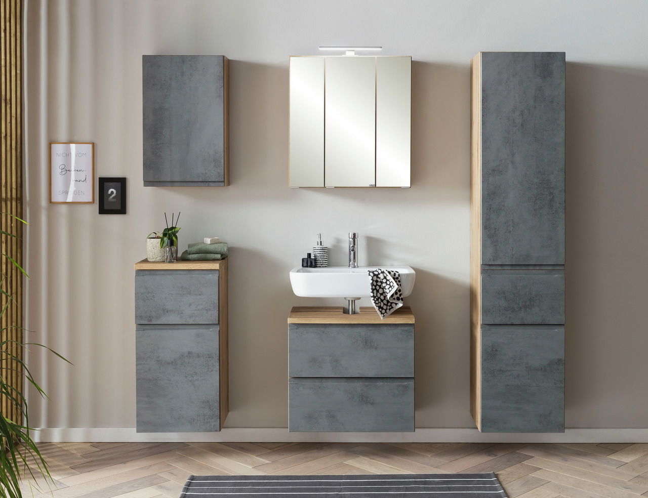 Moderner Hängeschrank in Betonoptik, frontal abgebildet, Teil eines stilvollen Badezimmer-Sets.