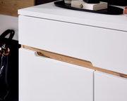 Nahaufnahme eines modernen weißen Schranks mit Holzdetails, seitliche Perspektive