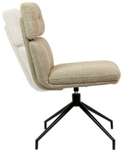 Moderner Stuhl mit gepolsterter Sitzfläche und Rückenlehne, seitliche Ansicht, auf schwarzem Metallgestell.