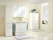 Moderner Keramikwaschtisch in einem stilvollen Badezimmer, frontal betrachtet, mit weißen Schränken und Spiegeln.