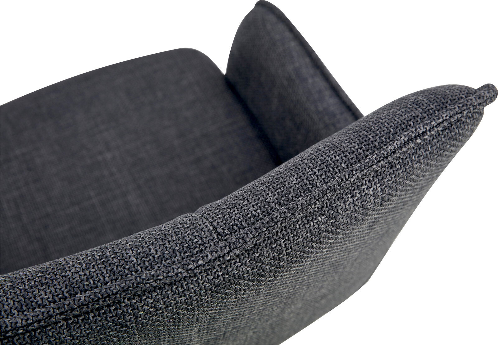 Nahaufnahme eines dunkelgrauen, gepolsterten Sessels mit strukturierter Stoffpolsterung, schräg von oben aus der Seitenperspektive vor weißem Hintergrund