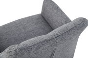 Detailaufnahme eines grauen Polstersessels mit strukturierter Stoffoberfläche, Blick schräg von oben auf Rückenlehne und Armlehne