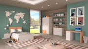 Modernes Jugendzimmer mit weißem Bett, Schreibtisch und Schrank in Weiß-Holz-Optik, Weltkarten-Wanddeko und City-Postern, aufgenommen aus leicht erhöhter Weitwinkelperspektive von vorn links