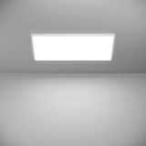 Rechteckige LED-Deckenleuchte ROVITO-Z, Ansicht von unten, leuchtend an einer grauen Decke montiert.