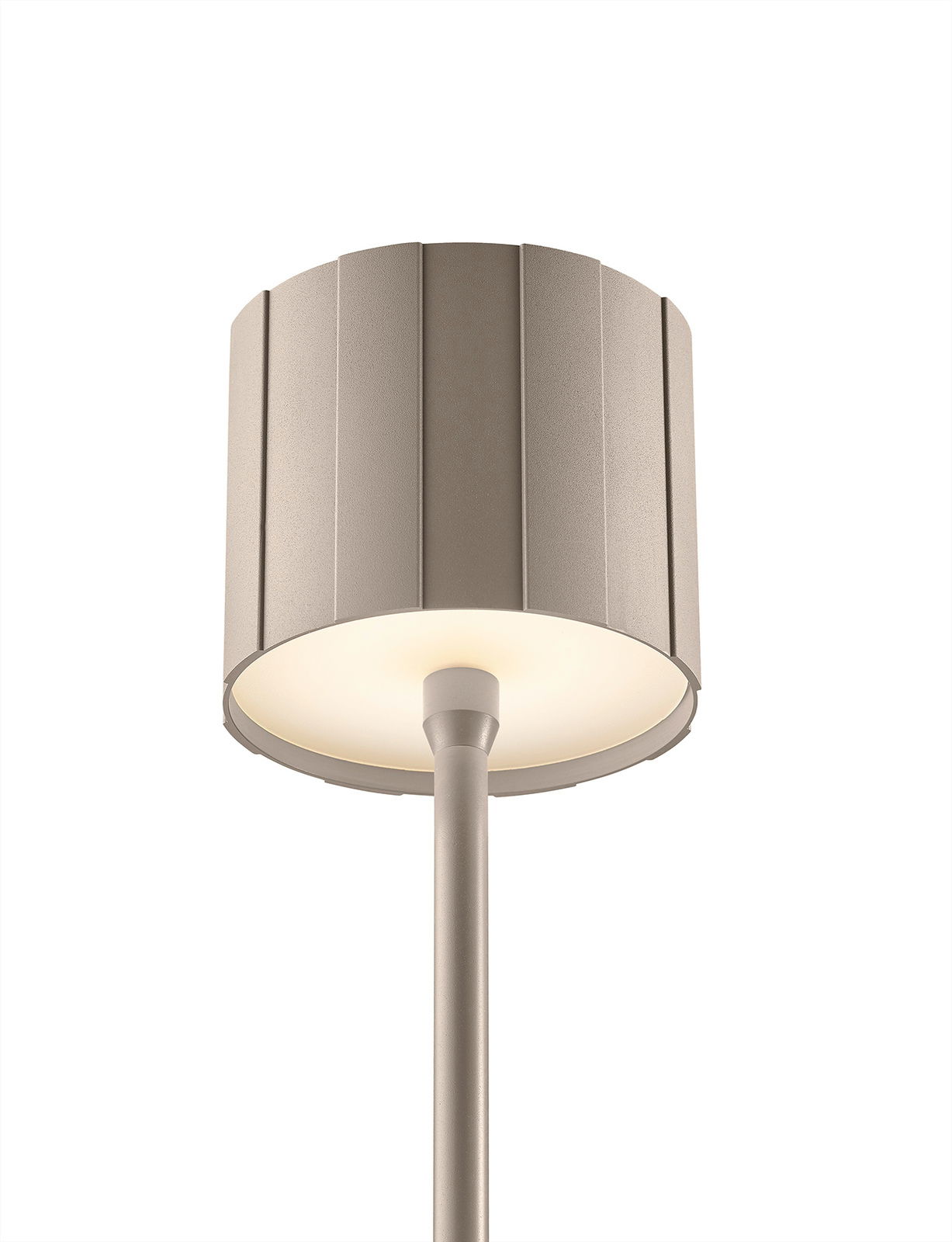Musterring Akku-Stehleuchte MARISA Nahaufnahme einer modernen Akku-Stehleuchte mit einem strukturierten, zylindrischen Lampenschirm in neutraler Farbe, von unten betrachtet.