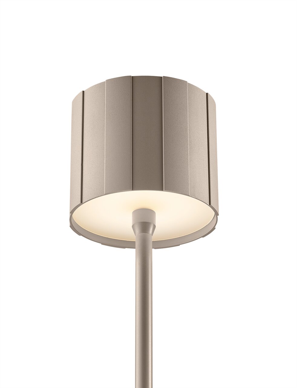 Musterring Akku-Stehleuchte MARISA Nahaufnahme einer modernen Akku-Stehleuchte mit einem strukturierten, zylindrischen Lampenschirm in neutraler Farbe, von unten betrachtet.