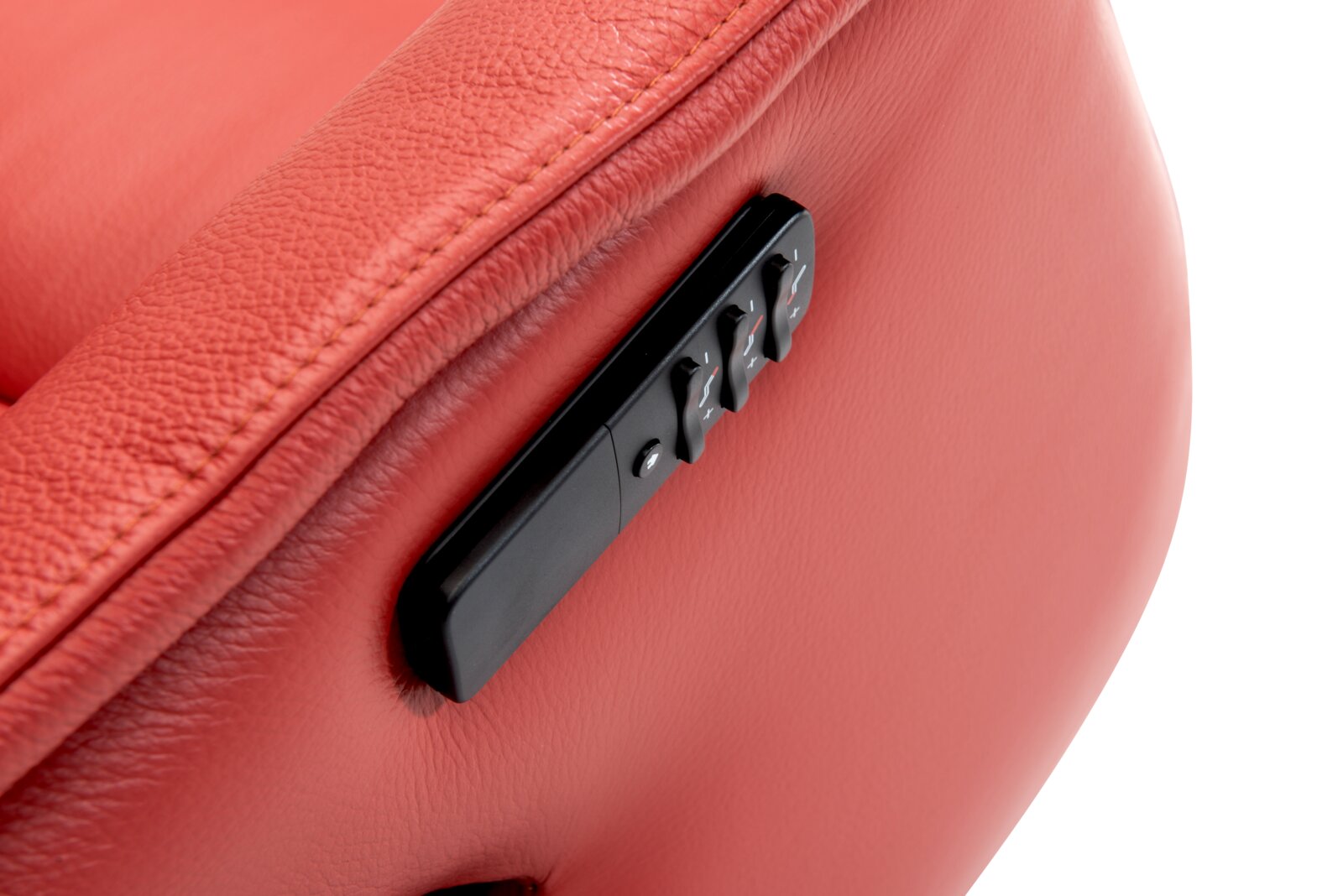 Close-up van een rode relaxfauteuil met bedieningsknoppen aan de zijkant.
