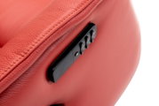 Close-up van een rode relaxfauteuil met bedieningsknoppen aan de zijkant.