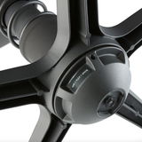 Nahaufnahme der Unterseite eines Drehstuhls mit Fokus auf die Federmechanik und Flexibilitätsanpassung.