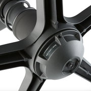 Nahaufnahme der Unterseite eines Drehstuhls mit Fokus auf die Federmechanik und Flexibilitätsanpassung.