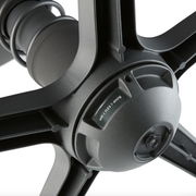 Nahaufnahme der Unterseite eines Drehstuhls mit Fokus auf die Federmechanik und Flexibilitätsanpassung.