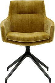Frontansicht eines Armlehnstuhls mit senfgelbem Stoffbezug und schwarzem Metallgestell.