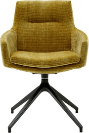 Vooraanzicht van een fauteuil met mosterdgele stoffen bekleding en een zwart metalen frame.