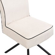 Nahaufnahme eines modernen Stuhls mit cremefarbenem, geripptem Stoffbezug und schwarzen Metallbeinen, seitliche Perspektive.