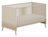 Modernes Babybett aus Holz mit Gitterstäben, seitliche Perspektive