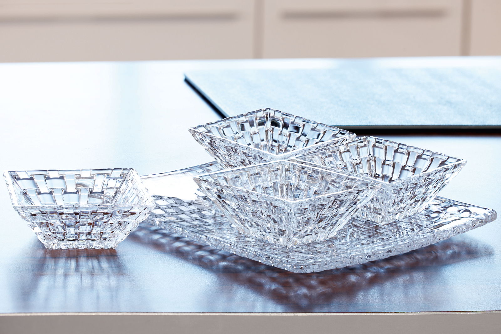 Perspektive von oben auf ein elegantes, fünfteiliges Servier-Set Bossa Nova aus klarem Glas mit geflochtenem Design.