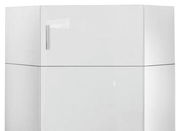 Weißer Eckaufsatzschrank mit glänzender Oberfläche und silbernem Griff, frontale Perspektive