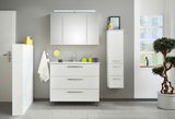Moderne Badezimmermöbel in Weiß, bestehend aus einem Waschtischunterschrank, einem Spiegelschrank und einem Midischrank, frontal abgebildet.