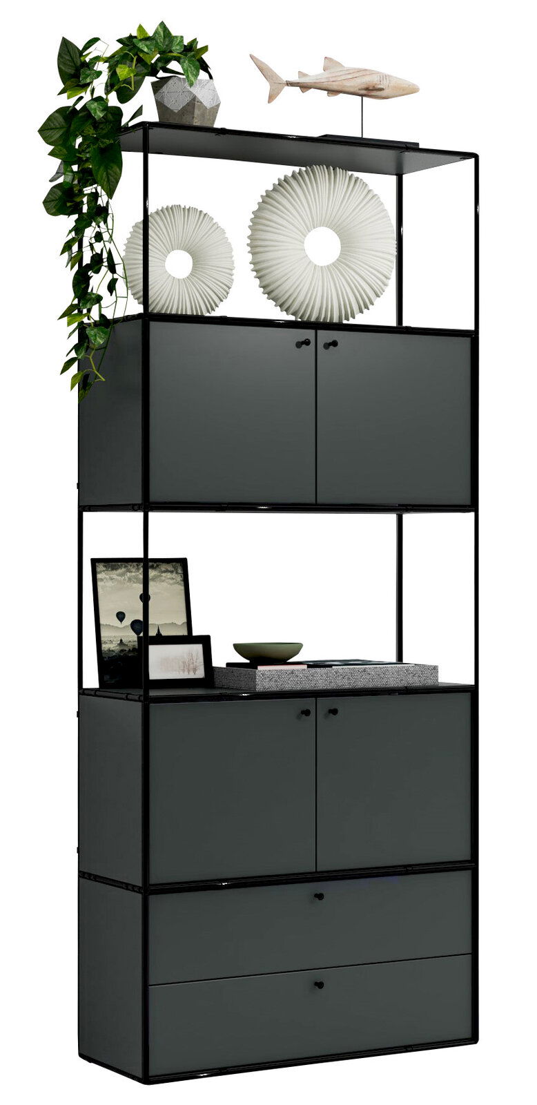 Modernes Aktenregal mit mehreren Fächern und Schubladen, dekoriert mit Pflanzen und Kunstobjekten, seitliche Perspektive.