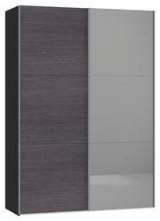 Moderner Schwebetürenschrank mit einer Kombination aus dunklem Holzdekor und grauen Glastüren, Frontalansicht.