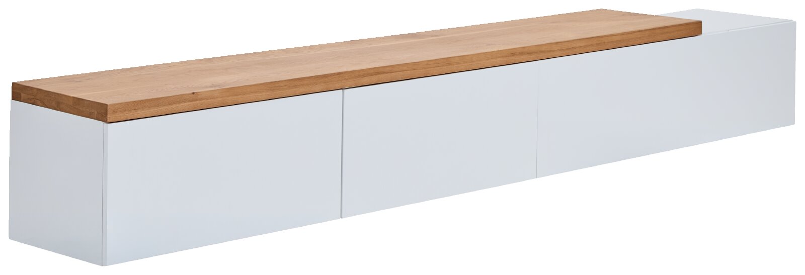 Modernes, langes Sideboard/Lowboard mit weißer, griffloser Front und massiver Holzplatte in Eichenoptik, gezeigt in schräger Perspektive von vorn links auf weißem Hintergrund.