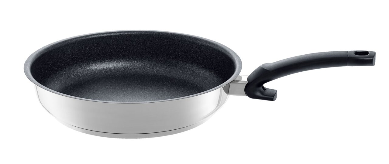 Fissler premium Pfanne 20 cm Blick von schräg oben auf eine adamant premium Pfanne mit 20 cm Durchmesser, glänzendem Edelstahlkörper und schwarzem Griff.