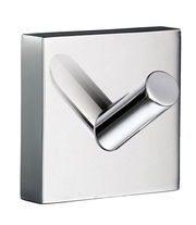 Moderner, verchromter Handtuchhaken in quadratischer Form, seitliche Perspektive