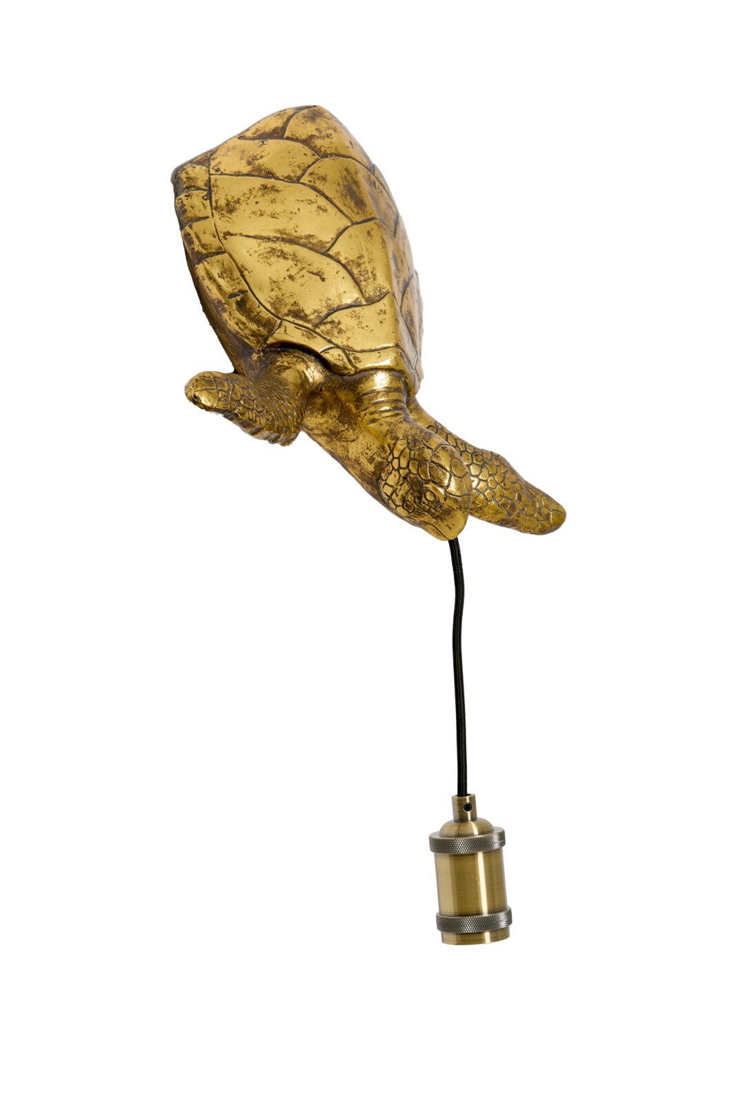 Decoratieve goudkleurige hanglamp in de vorm van een zeeschildpad met zichtbaar zwart snoer en messing fitting, schuin van voren en onderen afgebeeld.