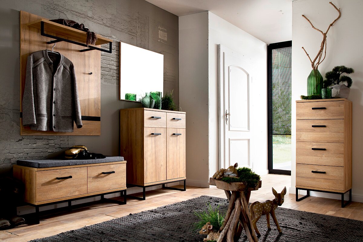 Moderne Garderobeneinrichtung aus Holz mit Schuhschrank, Bank, Garderobenpaneel und Spiegel in einer stilvollen Flurperspektive.