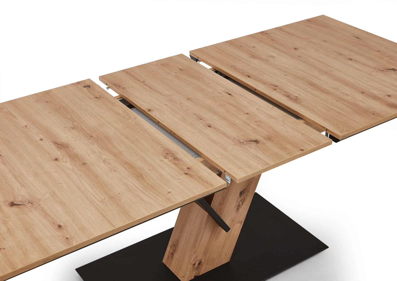 Erweiterbarer Esstisch aus Holz in heller Eichenoptik, perspektivisch von oben fotografiert, mit schwarzem Sockel.