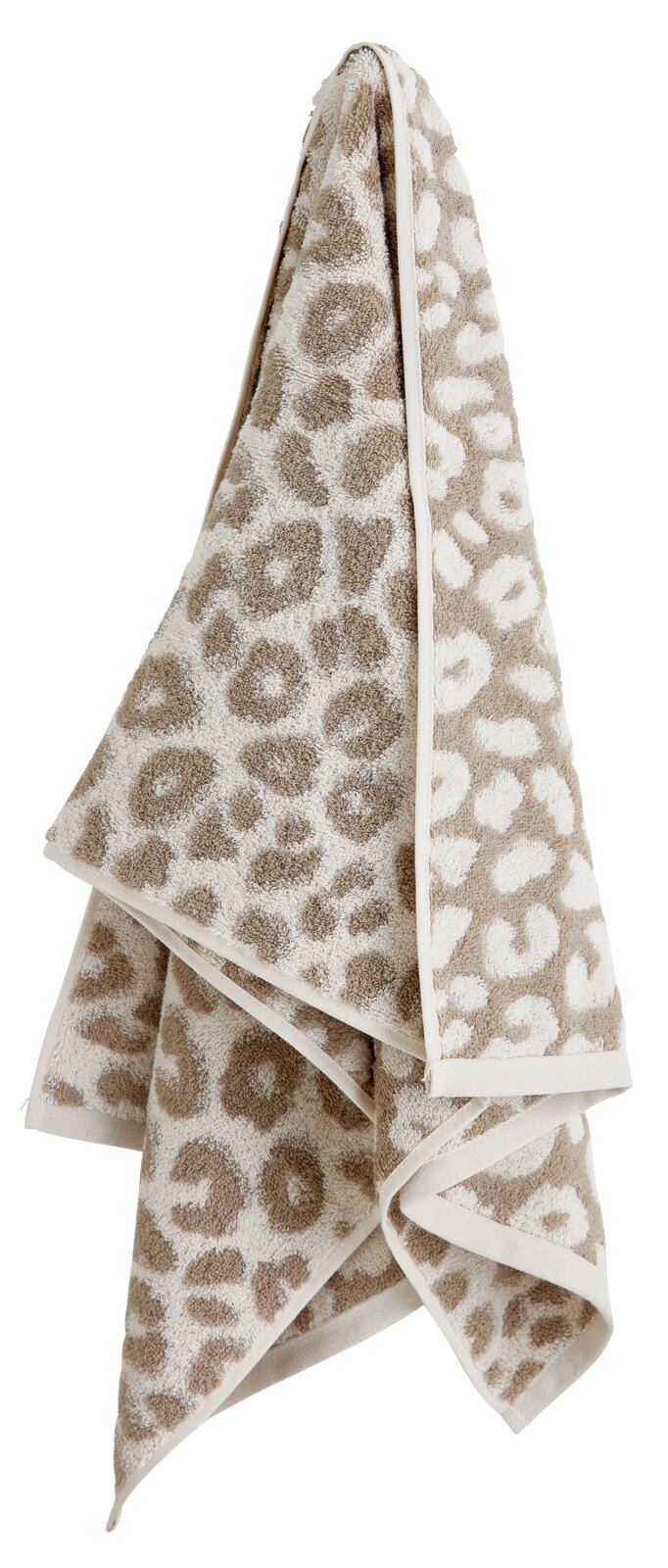 Een beige handdoek met luipaardprint, opgehangen en van voren gefotografeerd.