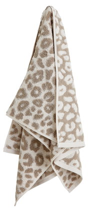 Een beige handdoek met luipaardprint, opgehangen en van voren gefotografeerd.