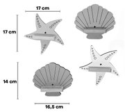 Zwei maritime Wandregale in Form von Seestern (ca. 17 x 17 cm) und Muschel (ca. 16,5 x 14 cm) in Grau/Weiß mit kleiner Ablage, frontal abgebildet mit Maßangaben.
