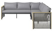 L-förmiges Lounge-Set mit grauen Kissen und Holzarmlehnen, seitliche Perspektive