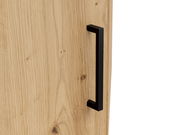 Nahaufnahme eines Holzschranks mit schwarzem Griff, seitliche Perspektive