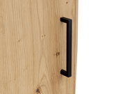 Nahaufnahme eines Holzschranks mit schwarzem Griff, seitliche Perspektive