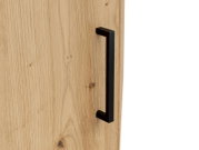 Nahaufnahme eines Holzschranks mit schwarzem Griff, seitliche Perspektive