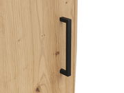 Nahaufnahme eines Holzschranks mit schwarzem Griff, seitliche Perspektive