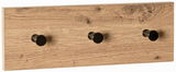 Garderobenleiste aus Holz mit drei schwarzen Haken, perspektivisch von vorne fotografiert.