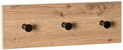 Garderobenleiste aus Holz mit drei schwarzen Haken, perspektivisch von vorne fotografiert.