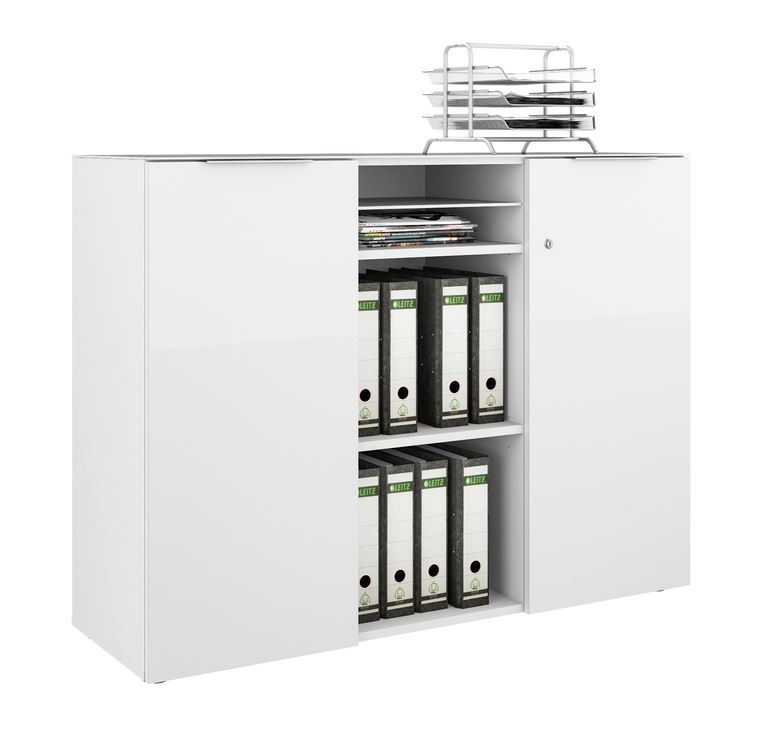 Weißes Sideboard mit zwei Türen und offenen Regalfächern, gefüllt mit Aktenordnern und Zeitschriften, seitliche Perspektive